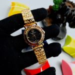 ساعت مچی زنانه ورساچه حکاکی طلایی صفحه مشکی | JCHK-12056