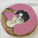 دیوارکوب چوبی طرح پسرونه | JCHK-3127