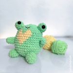 عروسک بافتنی قورباغه مخملی دستساز خیلی نرم وبغلی مناسب هدیه | JCHK-5985