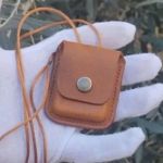 گردن‌آویز حجمی قالبی چرم طبیعی دستدوز | JCHK-16542