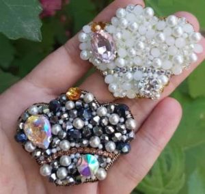 سنجاق سینه مدل کلاه قنادی | JCHK-4275