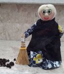 عروسک ننه جون جارو بدست | JCHK-4366