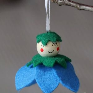 آویز نمدی طرح دختر شکوفه | JCHK-2564