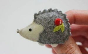 آویز نمدی طرح جوجه تیغی | JCHK-2570